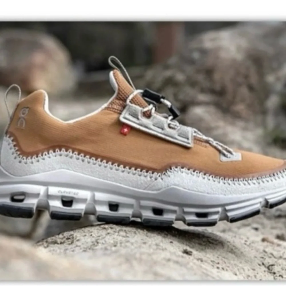 On Running Tan and White Women's hiking Sneakers woman’s size 7.5 - Picture 3 of 11